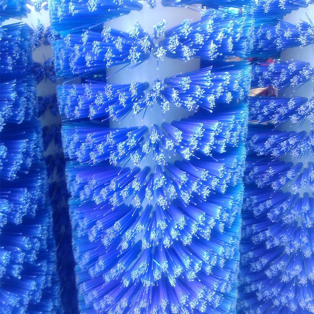 Conveyor belt cleaning brushes