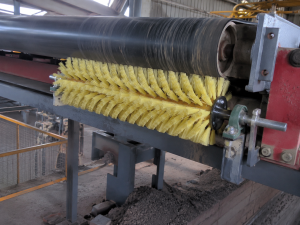 Conveyor Belt Cleaning Brushes vs Air Cleaning Systems