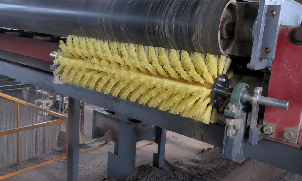 Conveyor Belt Cleaning Brushes vs Air Cleaning Systems